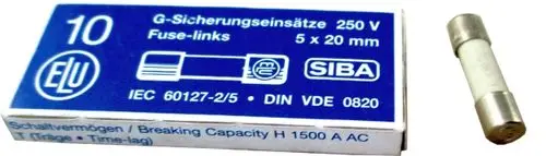Weißer Sicherungseinsatz mit Metallenden, verpackt in einer blauen Schachtel von Wolf. Die Verpackung zeigt Informationen zu Fuse-links und technischen Spezifikationen.